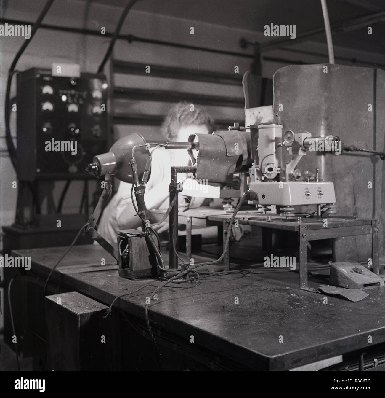 1948, storico, all'interno di un laboratorio scientifico, uno scienziato che usa le apparecchiature dell'epoca per fare qualche forma di raggi X, Leeds University, Inghilterra, Regno Unito. Foto Stock