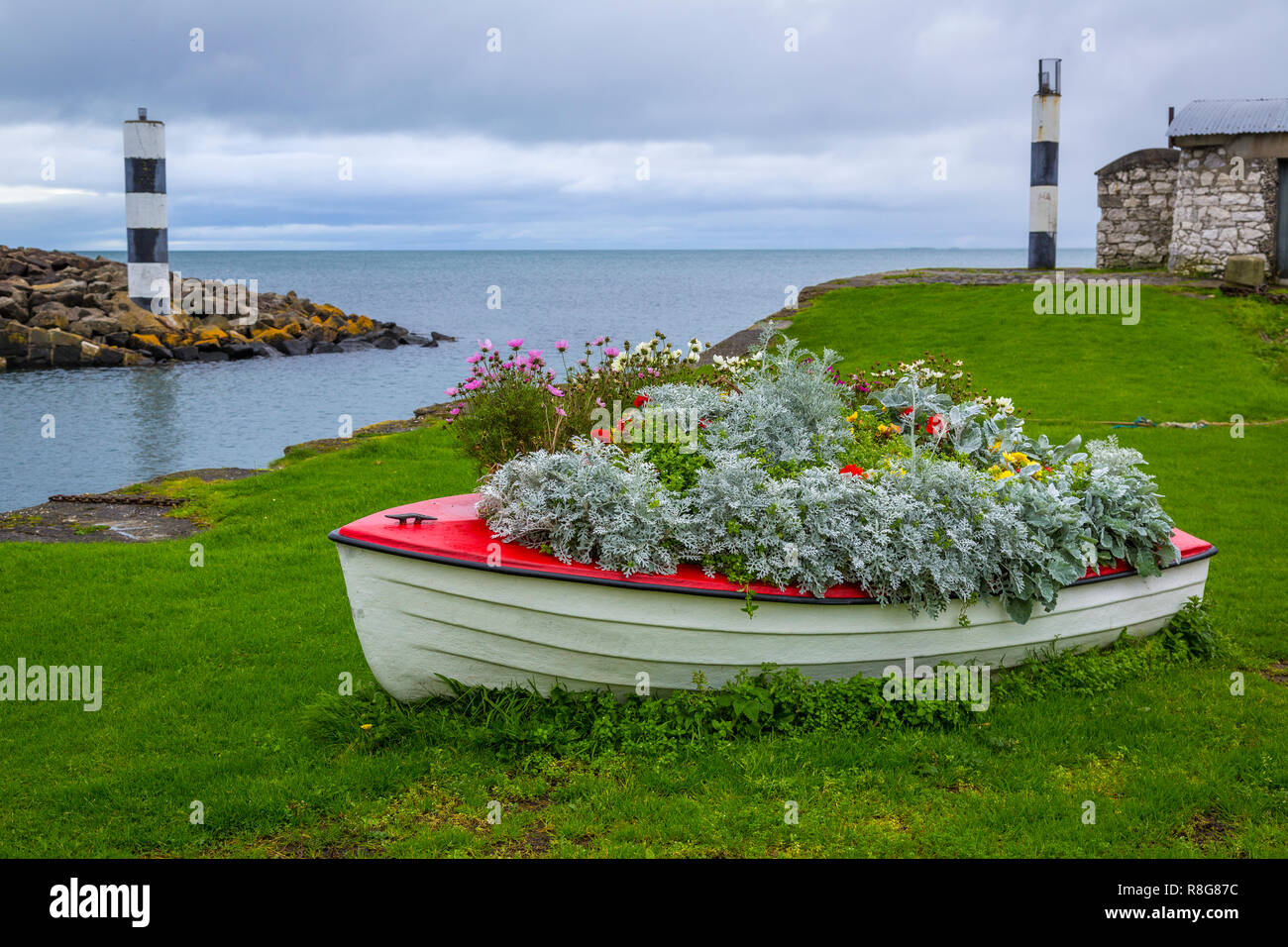 Barca con fiori in Carnlough, County Antrim, Irlanda del Nord Foto Stock