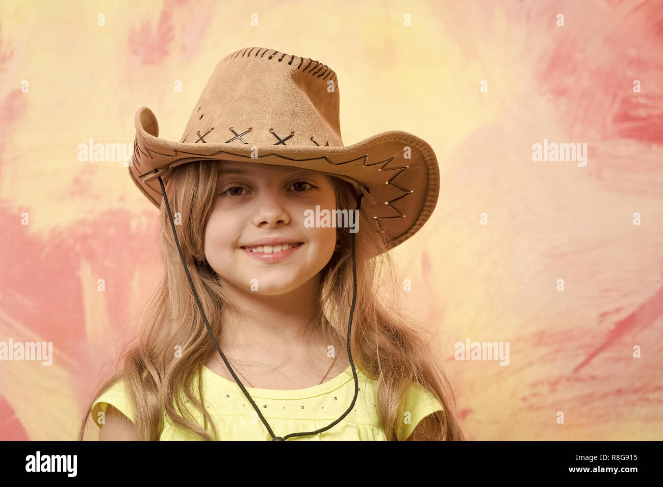 Cowgirl. bambina in cappello da cowboy su sfondo colorato, spazio di copia  Foto stock - Alamy