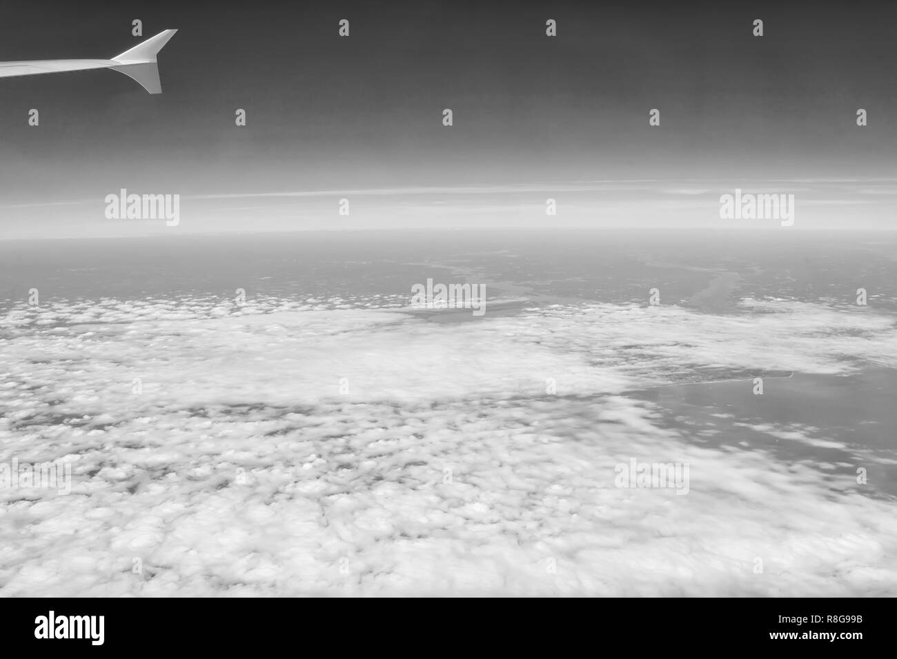 Atmosfera, stratosfera, aria. Cielo e nubi visto dalla finestra del piano. Cloudscape, meteo natura. Wanderlust Adventure discovery Vacanze viaggi viaggio. Foto Stock