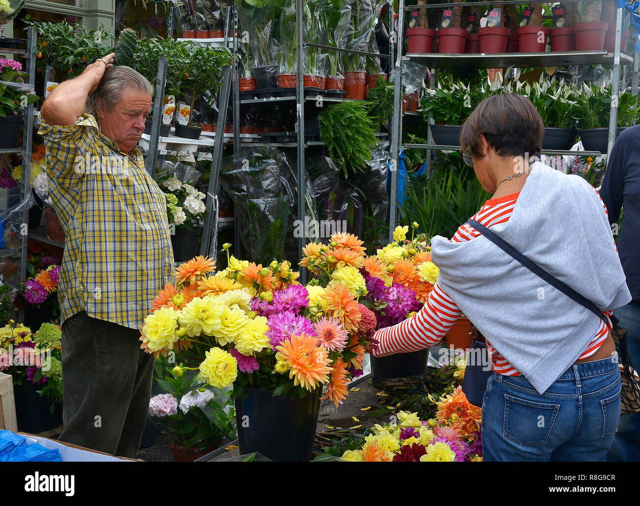 Domenica il mercato dei fiori, COLUMBIA ROAD, Bethnal Green,Tower Hamlets, a est di Londra. Agosto 2018. La colorata domenica mattina street il mercato dei fiori Foto Stock