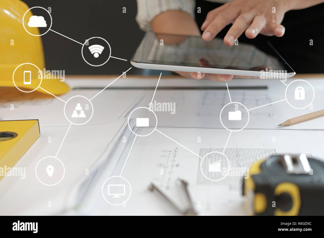 Architetto utilizzando tablet. ingegnere di lavoro sulla casa blueprint di progetto immobiliare a workplace. costruzione & building concept Foto Stock