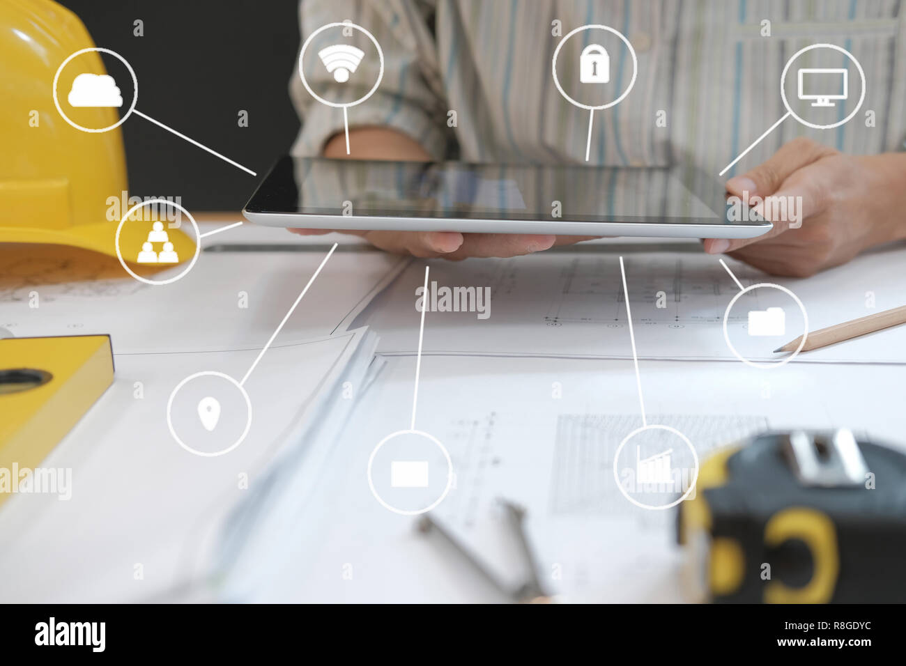 Architetto utilizzando tablet. ingegnere di lavoro sulla casa blueprint di progetto immobiliare a workplace. costruzione & building concept Foto Stock