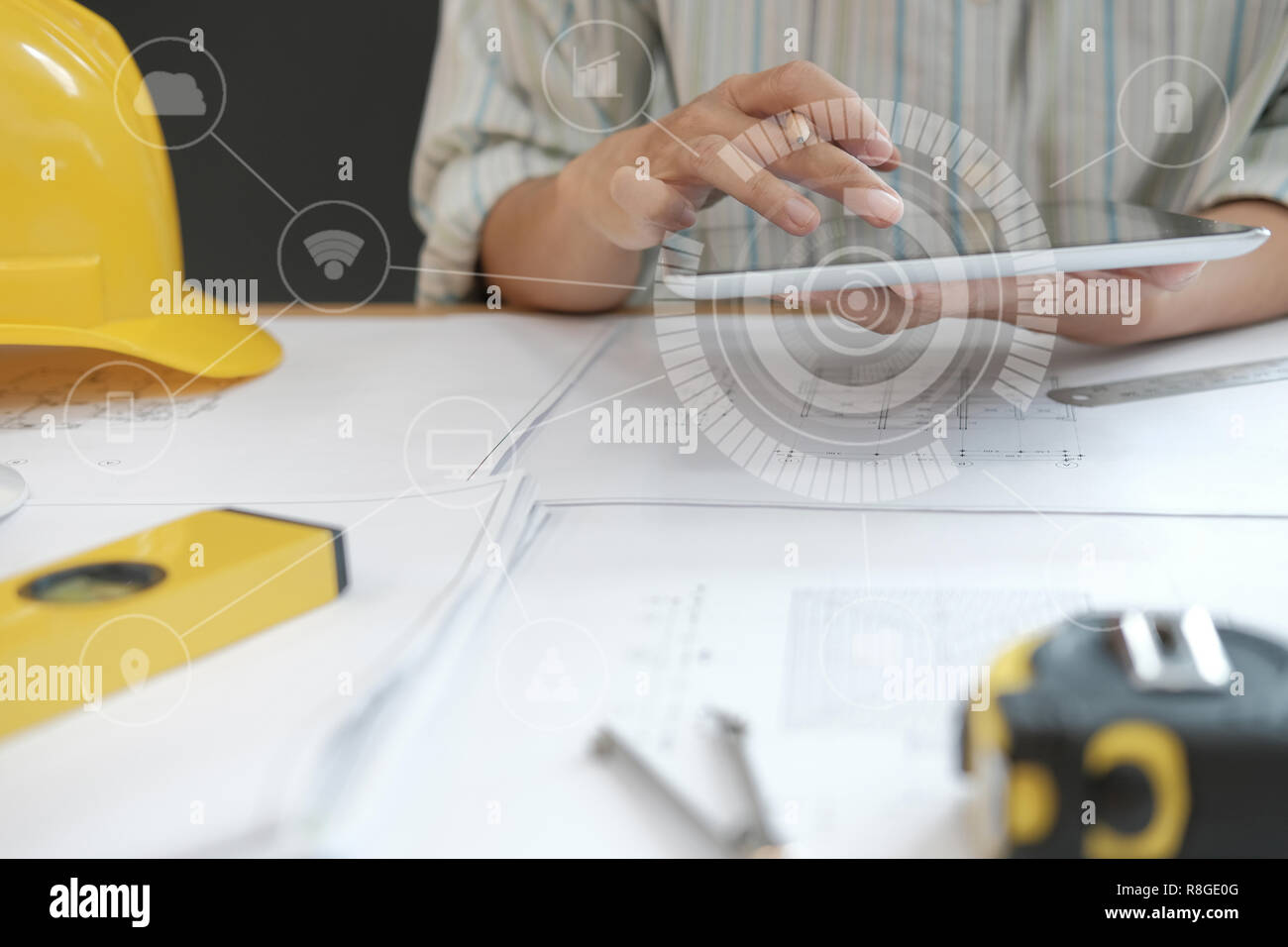 Architetto utilizzando tablet. ingegnere di lavoro sulla casa blueprint di progetto immobiliare a workplace. costruzione & building concept Foto Stock