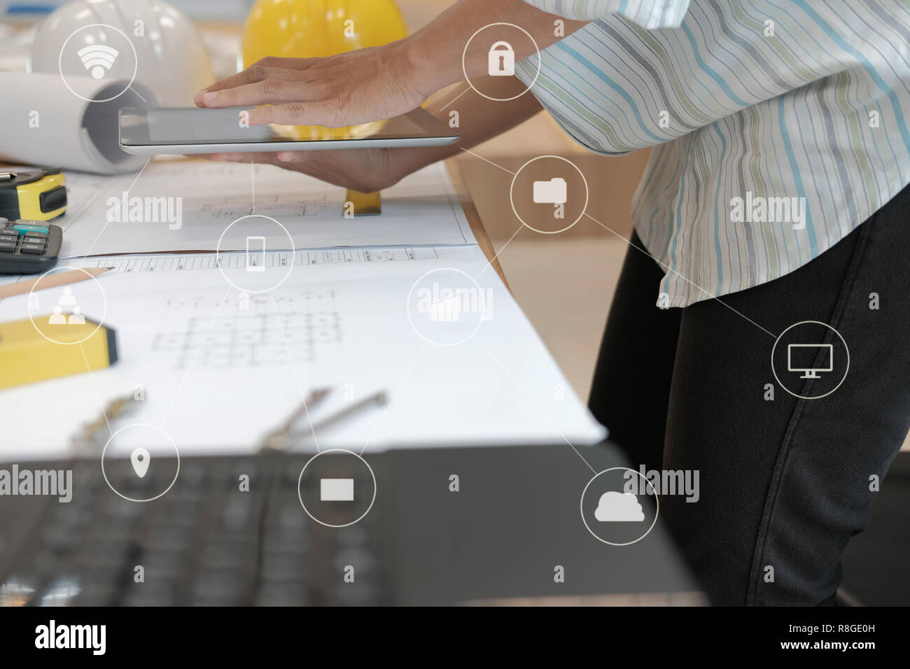 Architetto utilizzando tablet. ingegnere di lavoro sulla casa blueprint di progetto immobiliare a workplace. costruzione & building concept Foto Stock