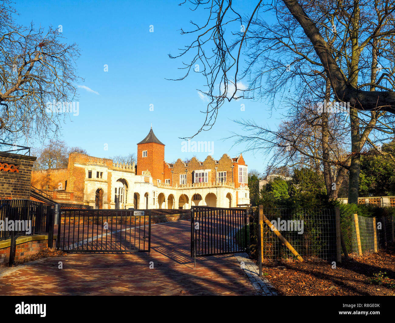 Holland House sud davanti a Holland Park - Londra, Inghilterra Foto Stock