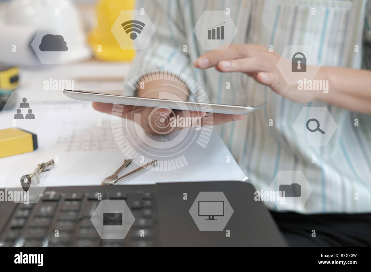 Architetto utilizzando tablet. ingegnere di lavoro sulla casa blueprint di progetto immobiliare a workplace. costruzione & building concept Foto Stock