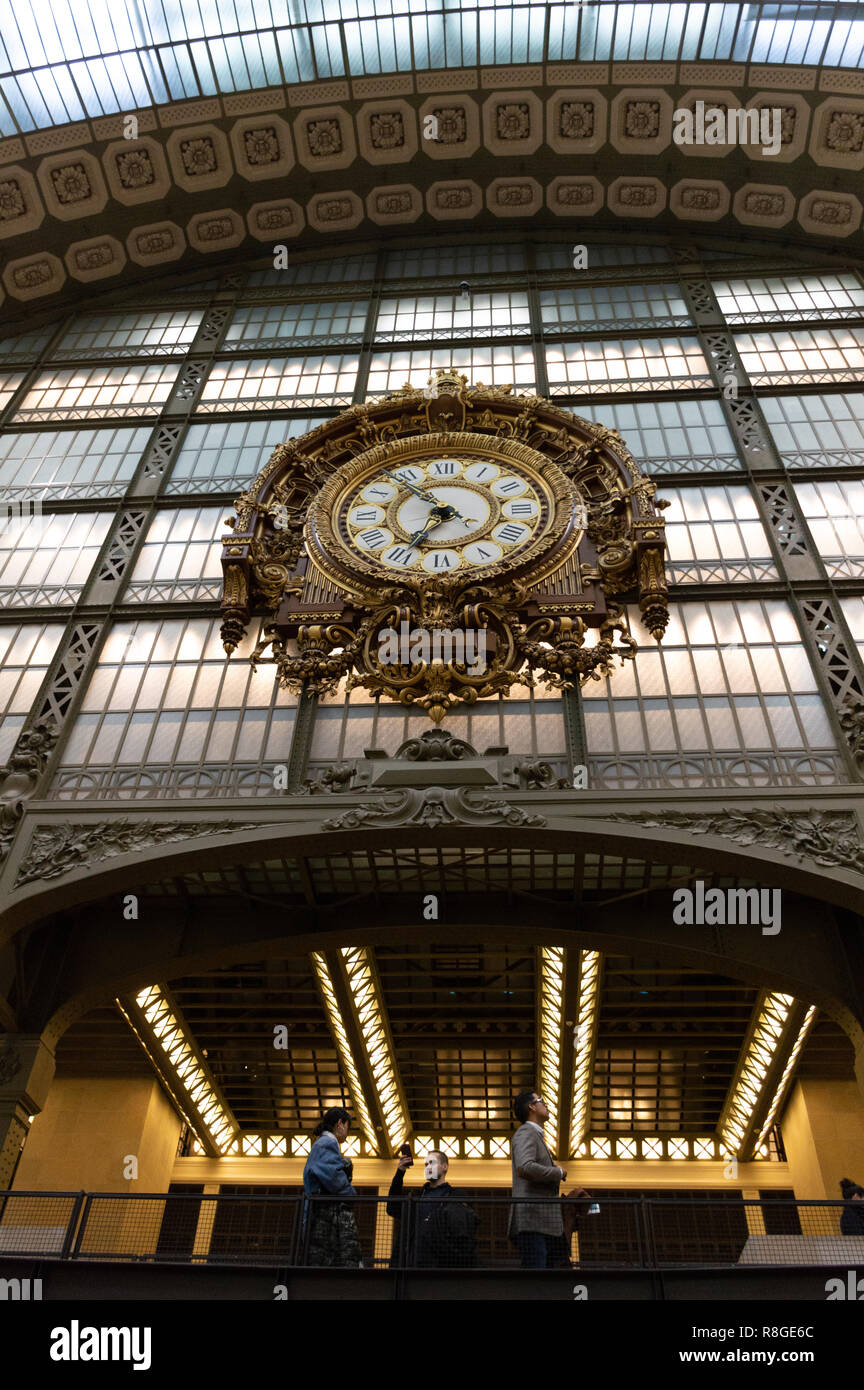 Orologio e i visitatori al primo piano galleria dal piano terra. Metallo e finestre di vetro sono tipici di architettura del XIX secolo quando la sede, Foto Stock