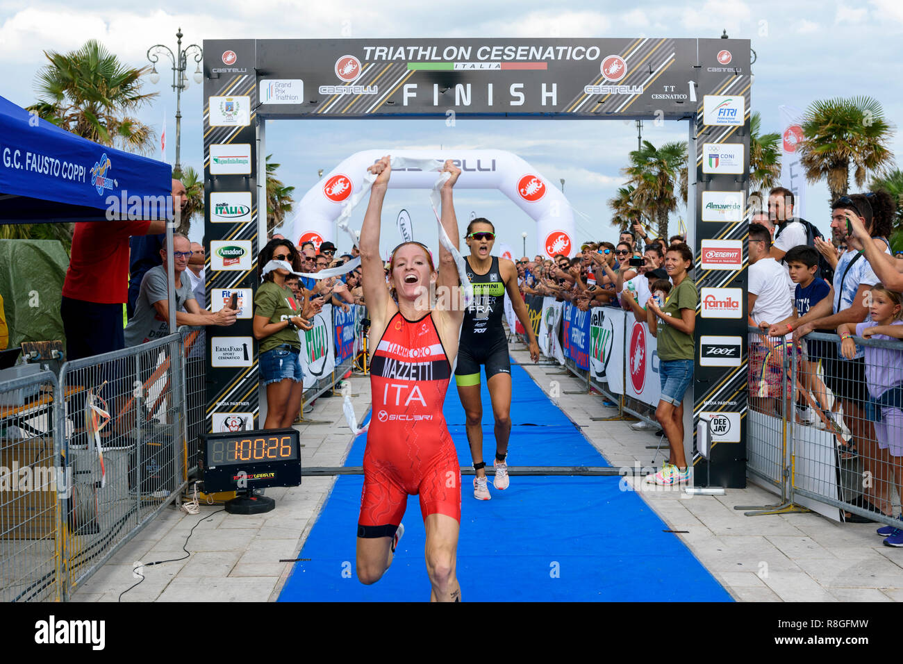 CESENATICO, Italia - 09 settembre 2017: Triathlon Cesenatico, la femmina vincitore Annamaria Mazzetti attraversa la linea del traguardo vincendo in volata. Foto Stock