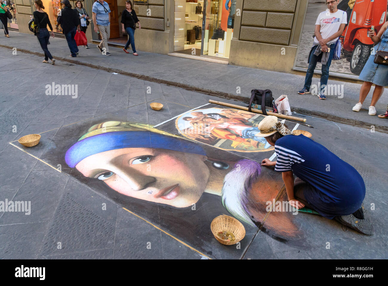 Firenze, Italia - 27 Settembre 2018: pittore foto di disegno con gesso su asfalto in strada Foto Stock