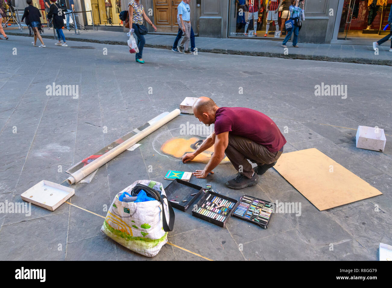 Firenze, Italia - 27 Settembre 2018: pittore foto di disegno con gesso su asfalto in strada Foto Stock
