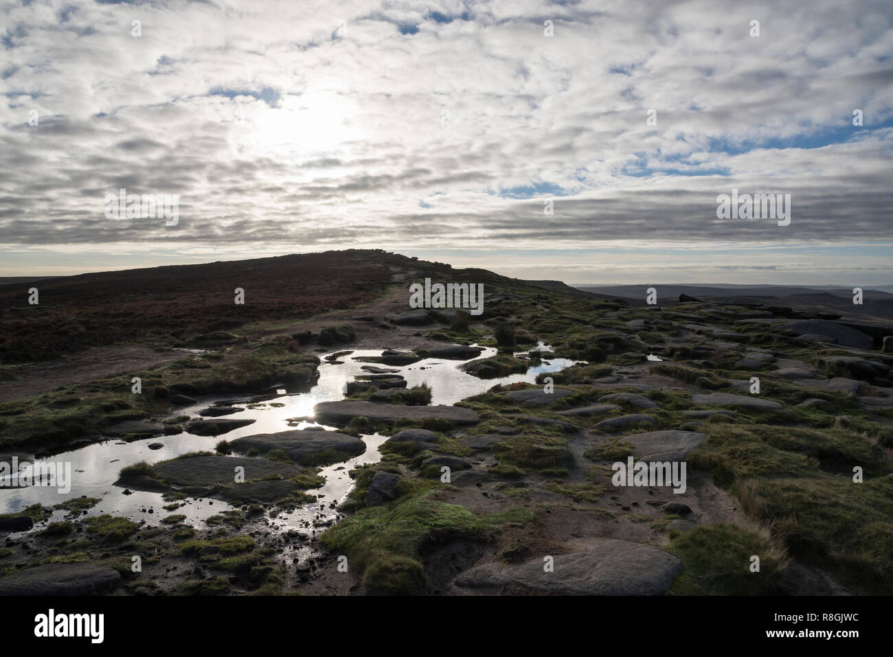 Pozzanghere sulla strada a bordo Stanage nel parco nazionale di Peak District, Derbyshire, in Inghilterra. Foto Stock