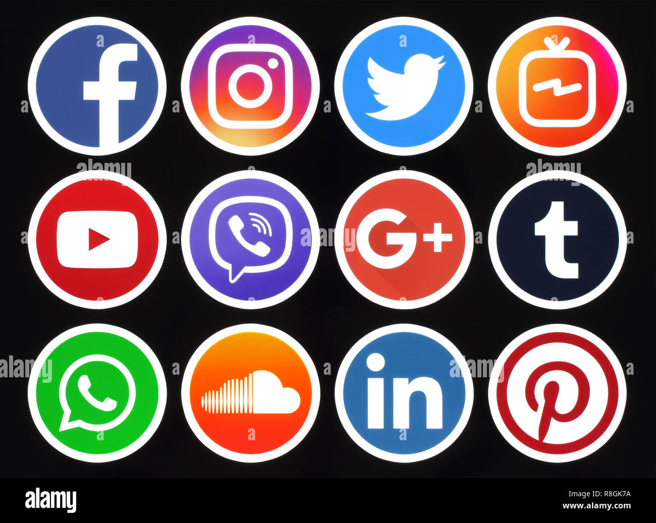 Kiev, Ucraina - Ottobre 09, 2018: cerchio popolare social media le icone con cerchio bianco su sfondo nero stampato su carta: Facebook, Twitter Instagram Foto Stock