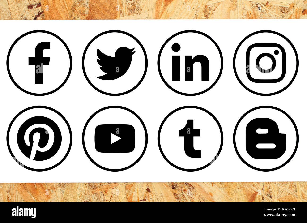 Kiev, Ucraina - 16 Novembre 2018: Raccolta di popolari cerchio nero social media le icone con il cerchio stampato su carta su sfondo di legno. Foto Stock