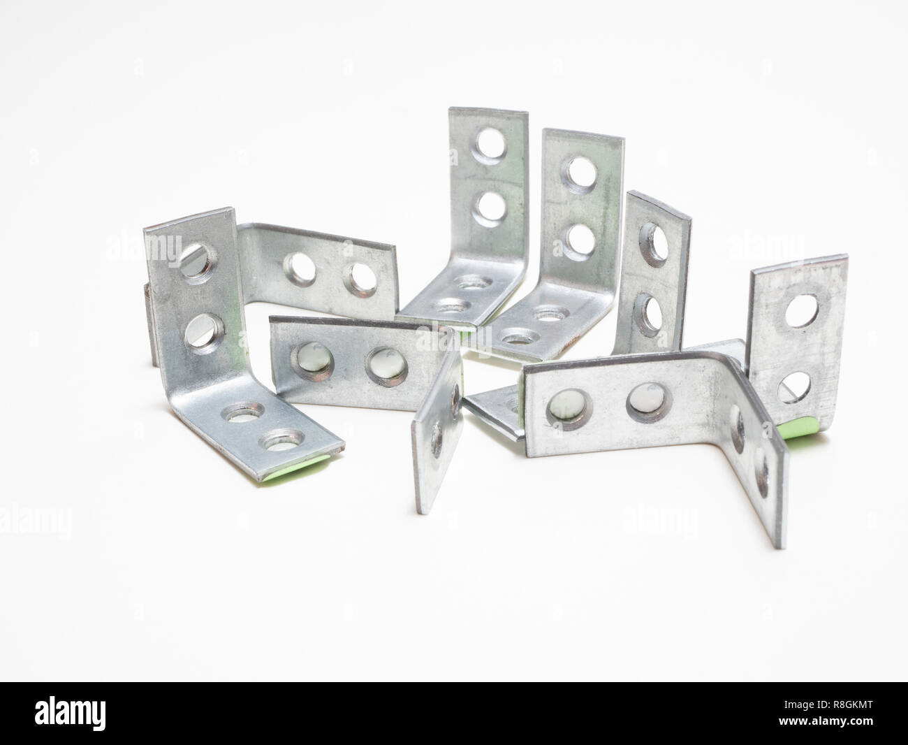 Piccole in acciaio l-piastre angolari per la casa montaggio di mobili fai da te Foto Stock