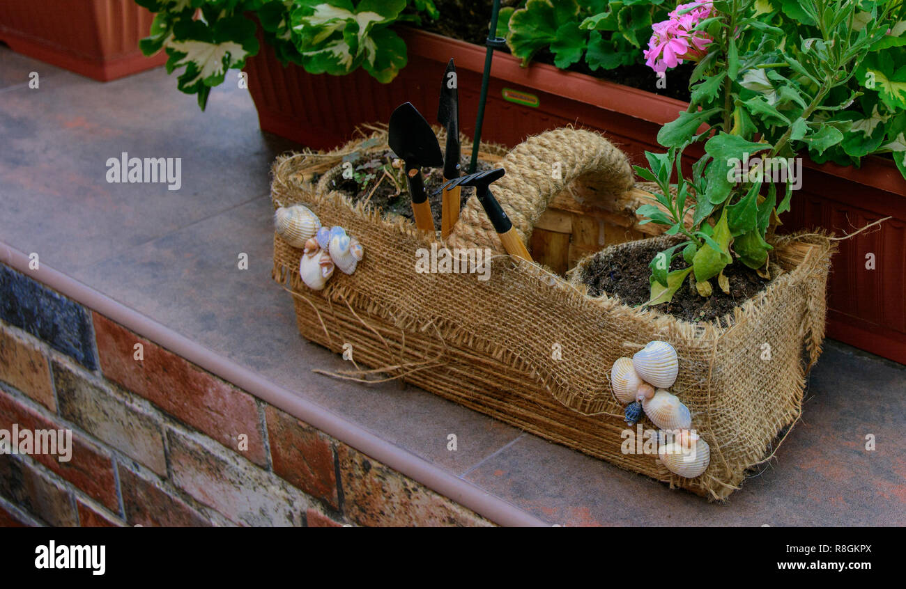 Bella, originariamente balcone decorato, con fatti in casa artigianale di vasi per fiori. Pieno di fiori, pentole, altro ornamento. Rosa, verde, bianco. Esempio di progettazione Foto Stock