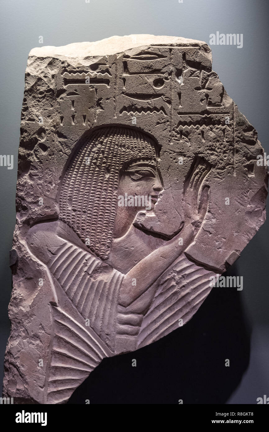 Frammento di una stele commemorativa (pietra) di Neferhotep / Antico frammento di calcare con geroglifici dal 1239 BC-1194 BC Foto Stock