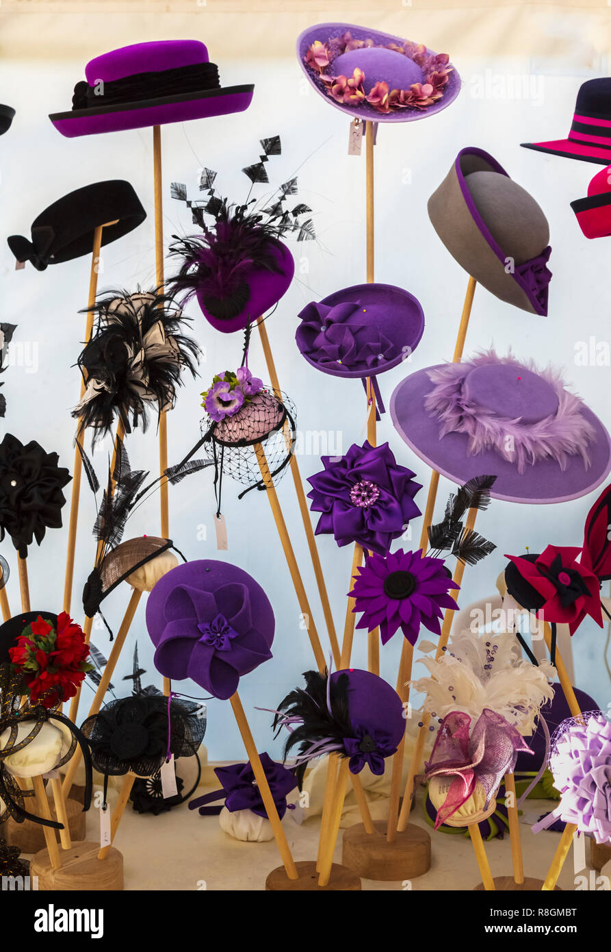 Display a colori di Millinery alla fiera artigianale tenuto in un rettangolo di selezione Foto Stock