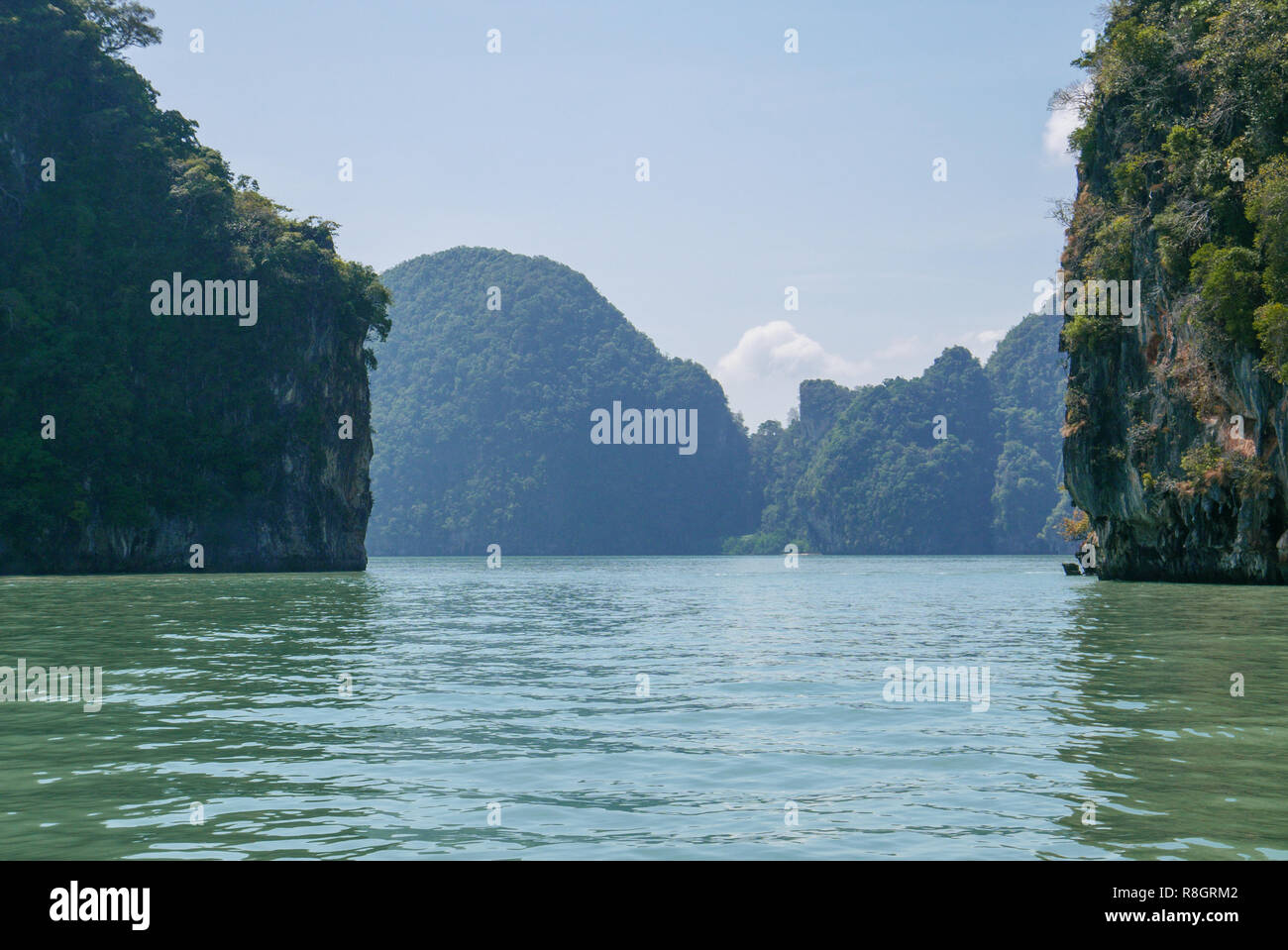 Mare tropicale, sky & montagna in estate in Thailandia, Phang Nga Bay national park per vacanza, estate, concetto di vacanza Foto Stock