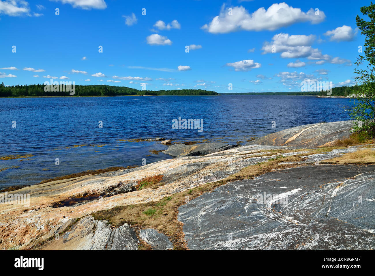 Bellissimo paesaggio Karelian - rocce colorate sulla spiaggia. Bay Chupa, mare bianco costa, Carelia, Russia Foto Stock