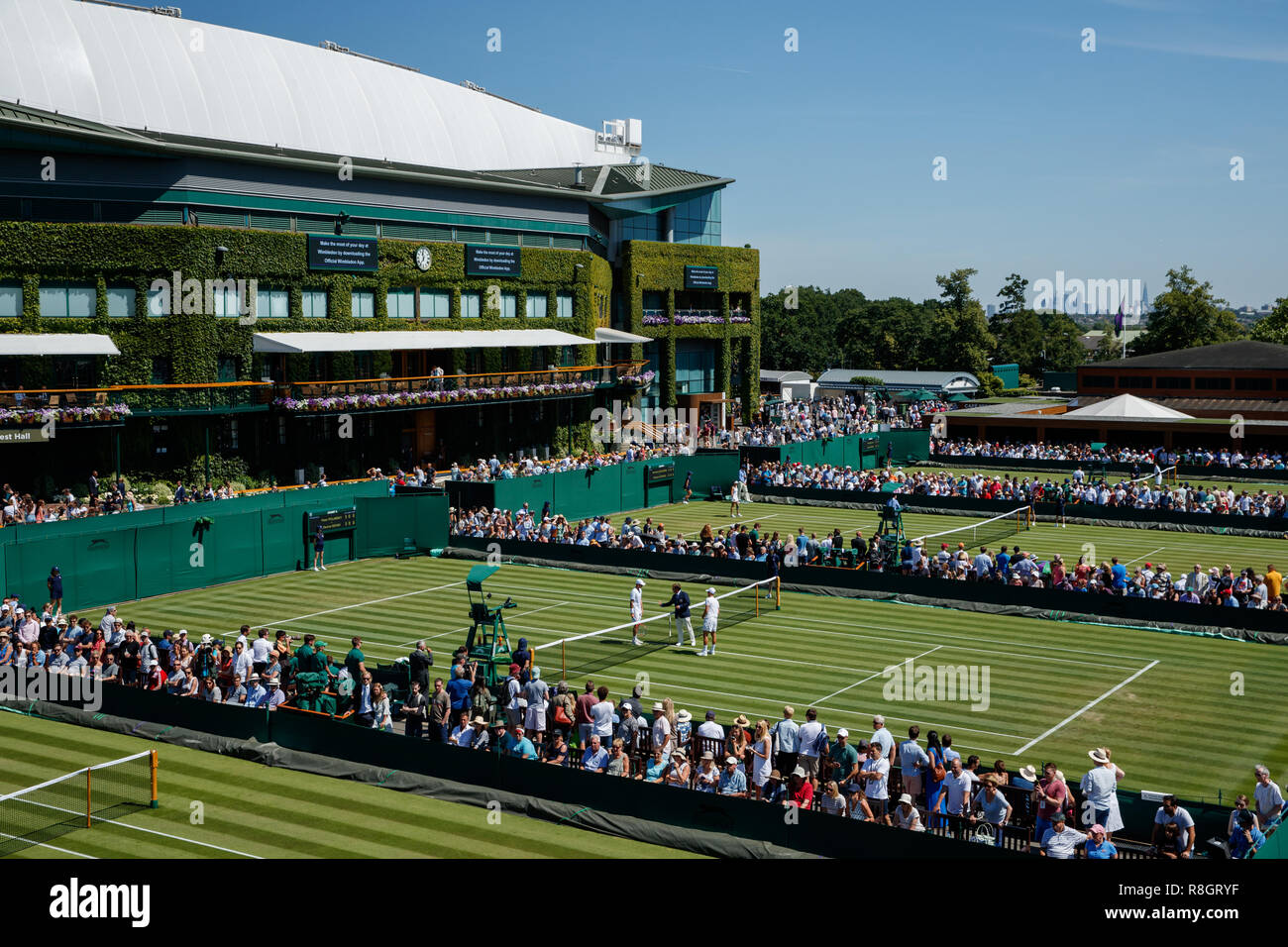 Vista generale circa i motivi a tutti England Lawn Tennis Club e la casa di campionati di Wimbledon Foto Stock