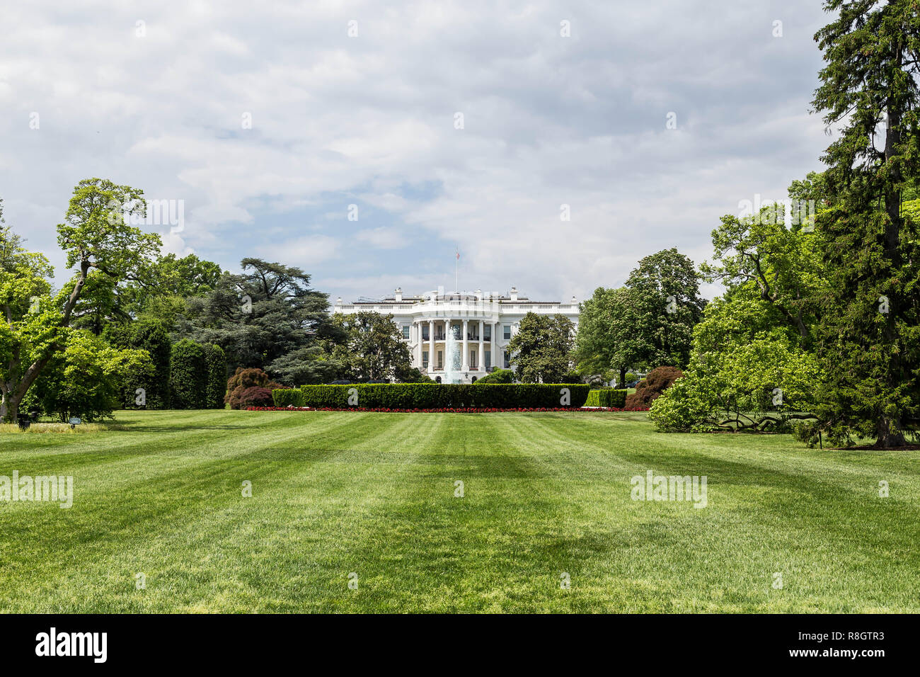 La Casa Bianca a Washington DC dal South Lawn su una bella giornata. Foto Stock