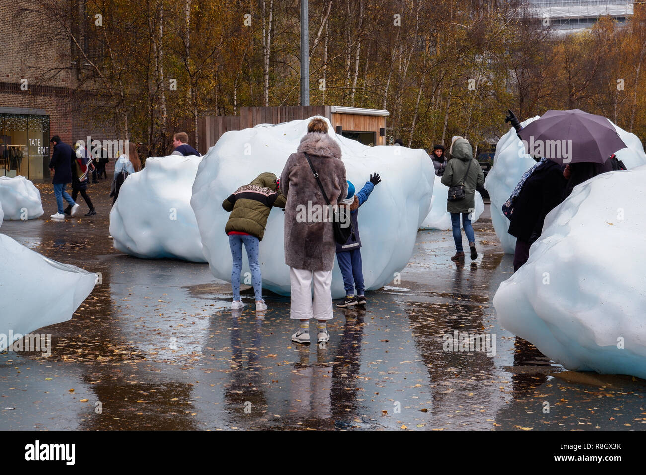 Orologio di ghiaccio di Olafur Eliasson : giganteschi blocchi di ghiaccio provenienti dalla Groenlandia installato al di fuori della Tate Modern di Londra , 2018 Foto Stock