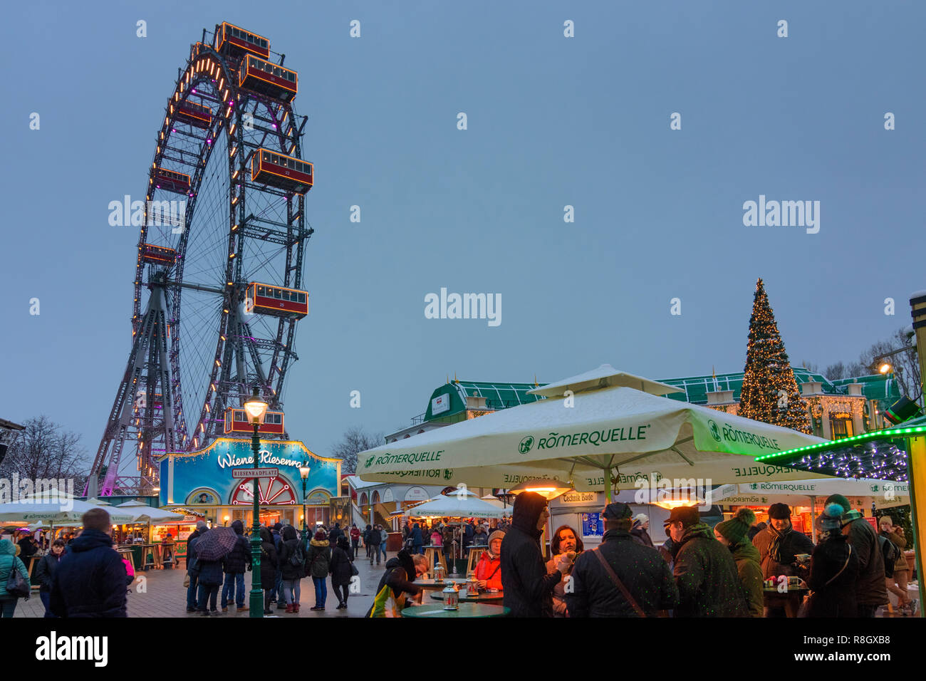 Wien, Vienna: Riesenrad (ruota panoramica Ferris, ruota gigante) nel parco divertimenti Prater, Wintermarkt (mercato invernale, Christkindlmarkt, Mercato di Natale), neve in Foto Stock