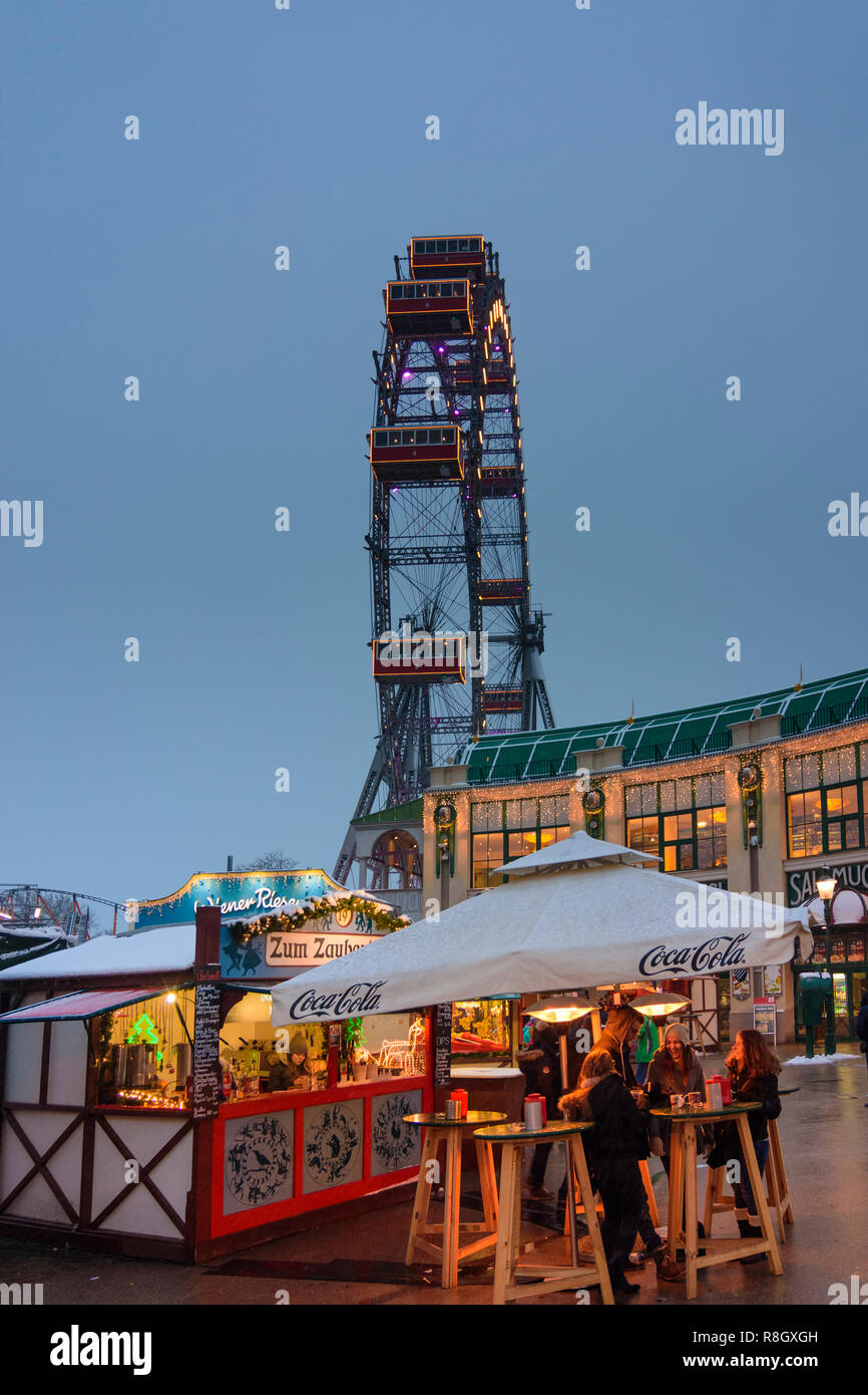 Wien, Vienna: Riesenrad (ruota panoramica Ferris, ruota gigante) nel parco divertimenti Prater, Wintermarkt (mercato invernale, Christkindlmarkt, Mercato di Natale), neve in Foto Stock