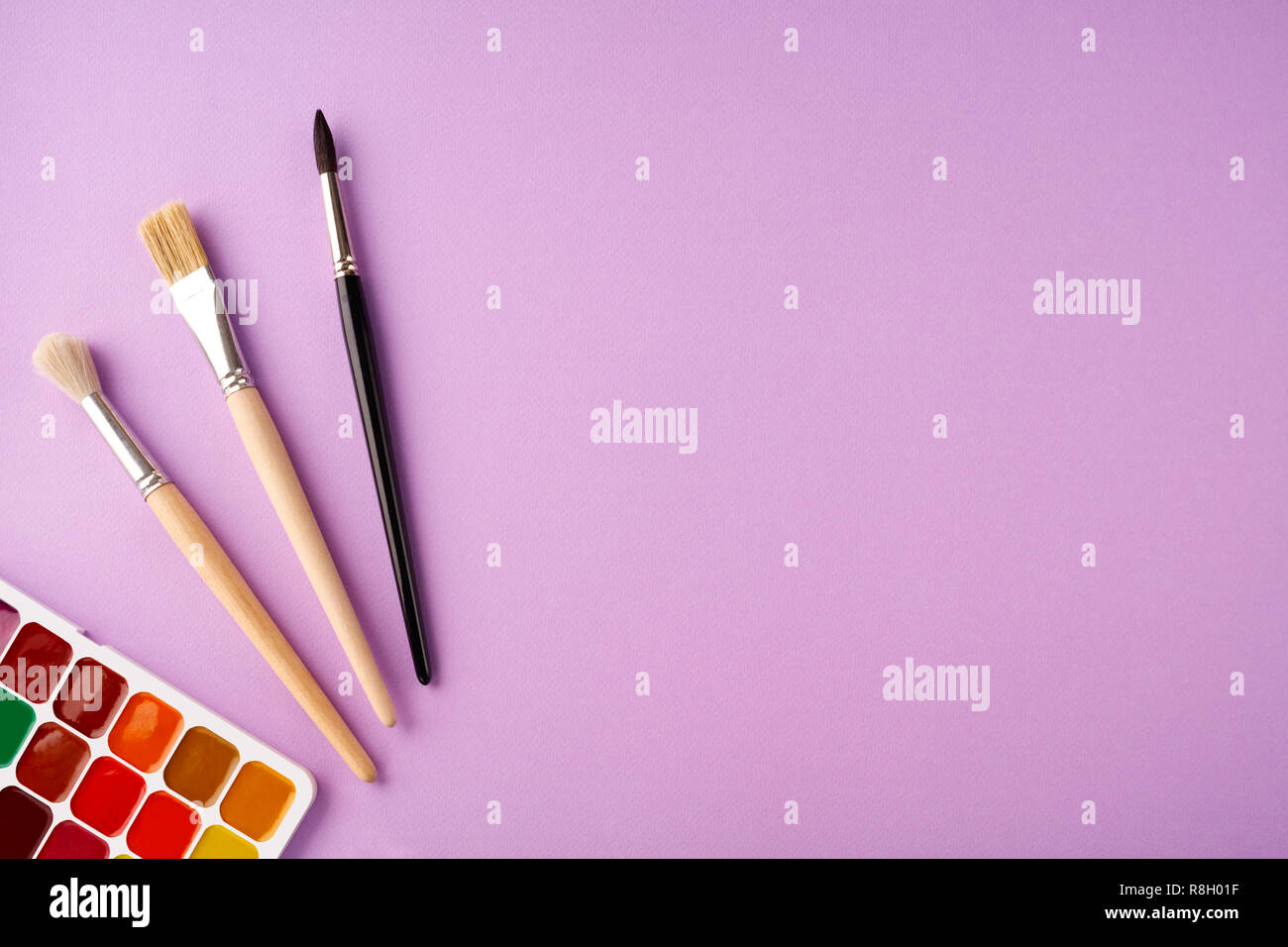 Si torna a scuola concetto su viola texture di sfondo della carta. Foto Stock