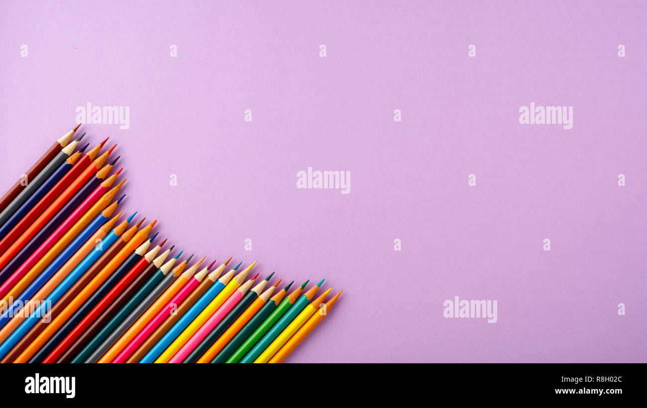 Si torna a scuola concetto su viola texture di sfondo della carta. Foto Stock
