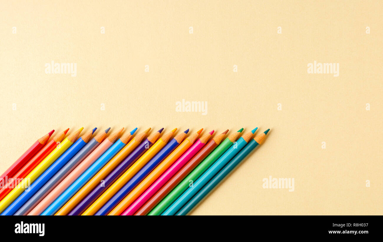Si torna a scuola concetto su giallo texture di sfondo della carta. Foto Stock