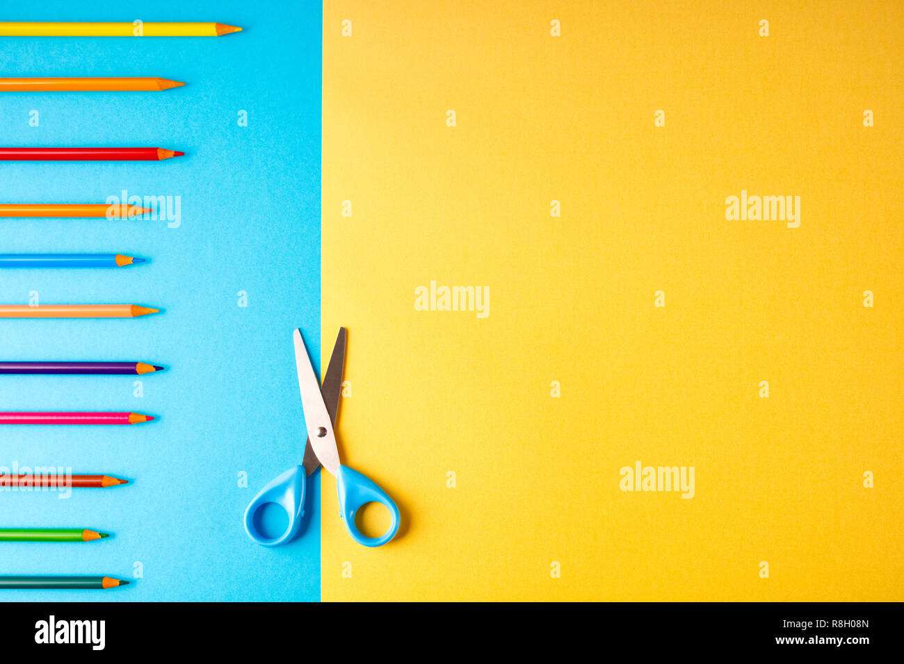 Si torna a scuola concetto su blu e giallo texture di sfondo della carta. Foto Stock