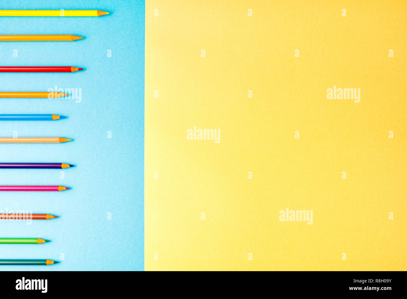 Si torna a scuola concetto su blu e giallo texture di sfondo della carta. Foto Stock