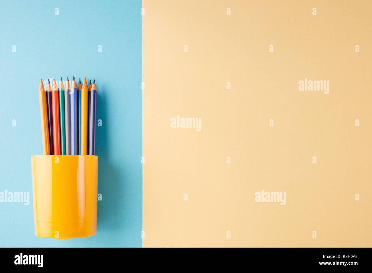 Si torna a scuola concetto su blu e giallo texture di sfondo della carta. Foto Stock
