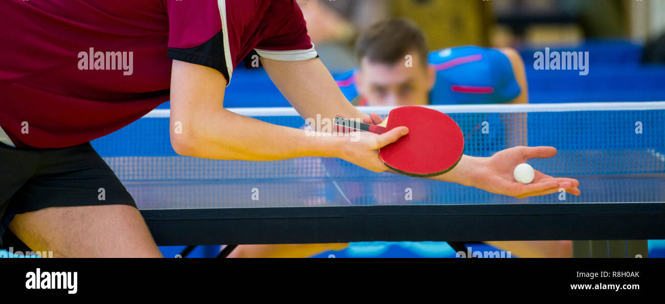 Chiudere il servizio sul tennis da tavolo Foto stock - Alamy