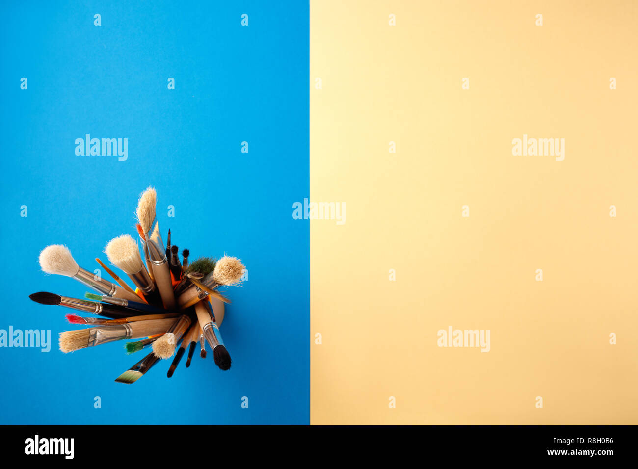 Si torna a scuola concetto su blu e giallo texture di sfondo della carta. Foto Stock