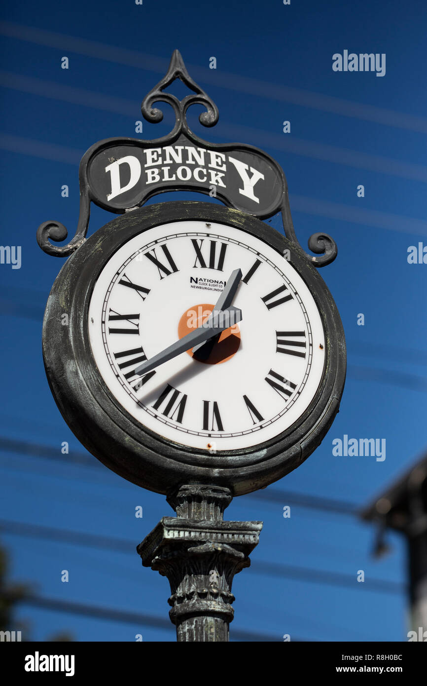 Un orologio storico nel centro cittadino di Freeport, Maine. Foto Stock