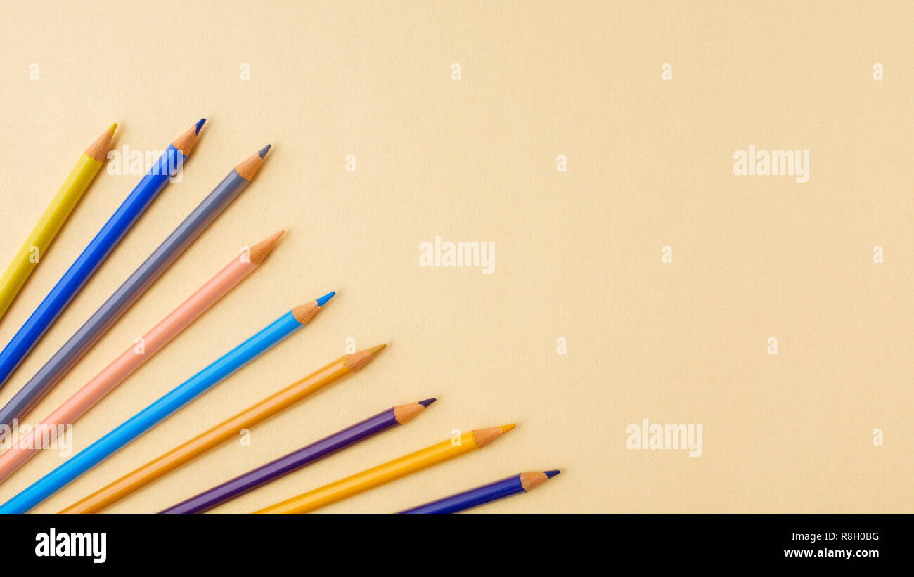 Si torna a scuola concetto su giallo texture di sfondo della carta. Foto Stock
