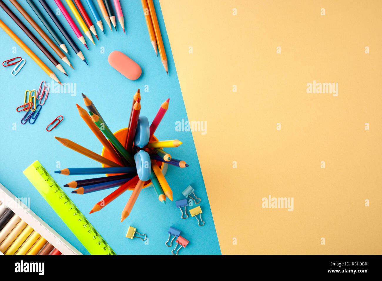 Si torna a scuola concetto su blu e giallo texture di sfondo della carta. Foto Stock