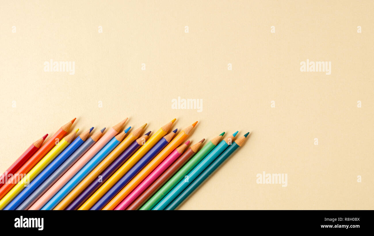 Si torna a scuola concetto su giallo texture di sfondo della carta. Foto Stock