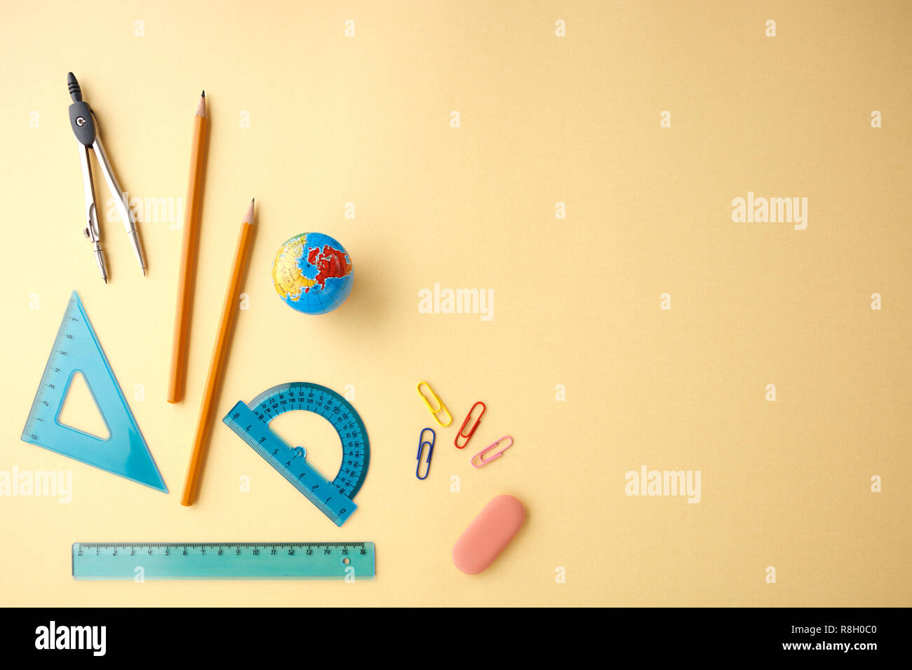 Si torna a scuola concetto su giallo texture di sfondo della carta. Foto Stock