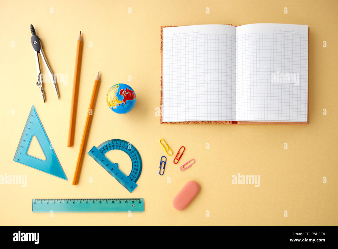 Si torna a scuola concetto su giallo texture di sfondo della carta. Foto Stock
