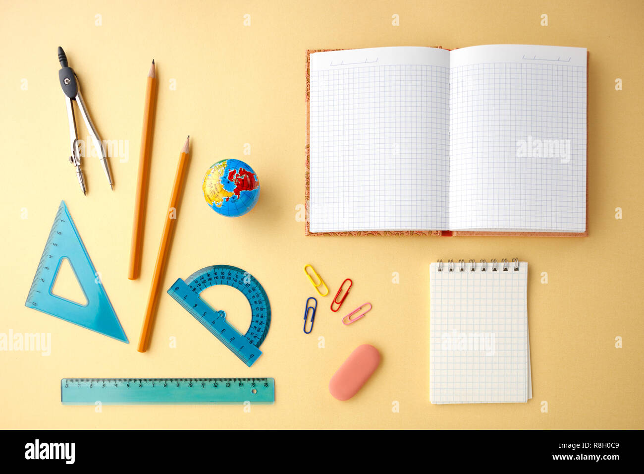 Si torna a scuola concetto su giallo texture di sfondo della carta. Foto Stock