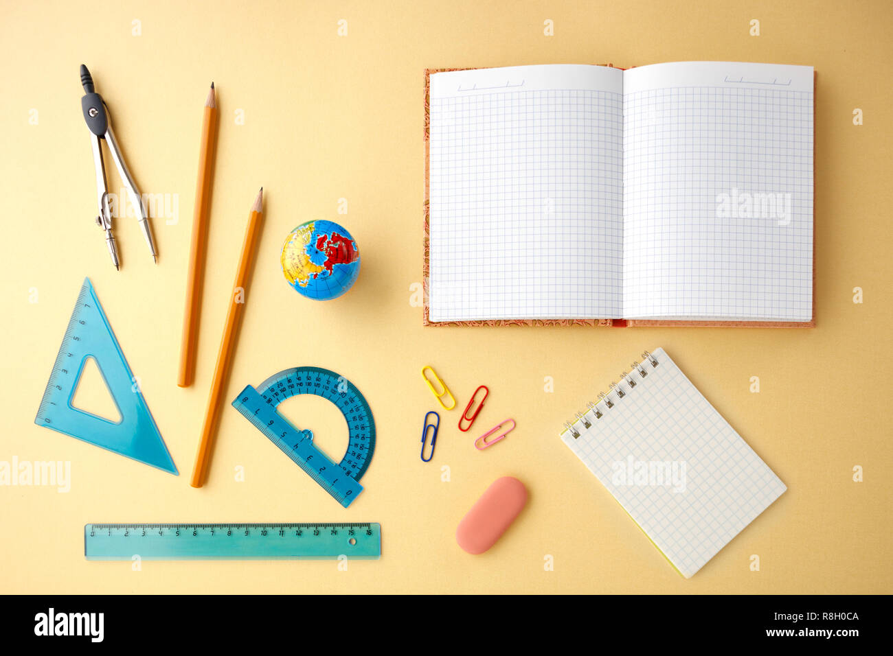 Si torna a scuola concetto su giallo texture di sfondo della carta. Foto Stock