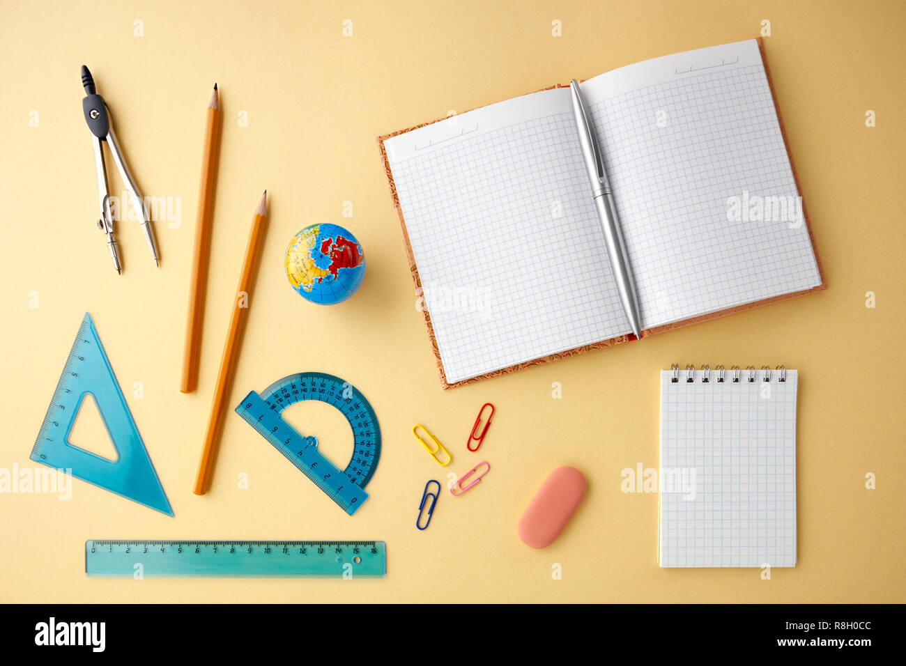 Si torna a scuola concetto su giallo texture di sfondo della carta. Foto Stock