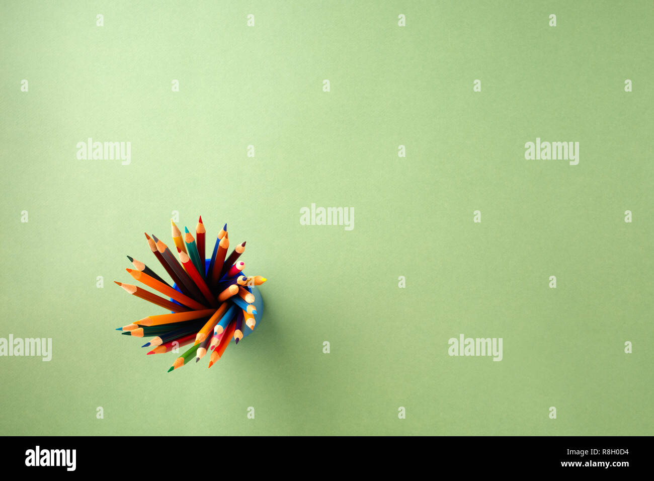 Si torna a scuola concetto su una texture verde sfondo della carta. Foto Stock