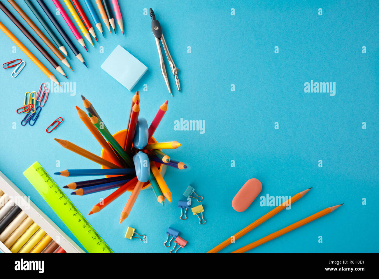 Si torna a scuola concetto su blue texture di sfondo della carta. Foto Stock