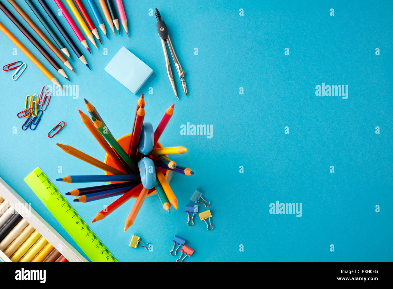 Si torna a scuola concetto su blue texture di sfondo della carta. Foto Stock