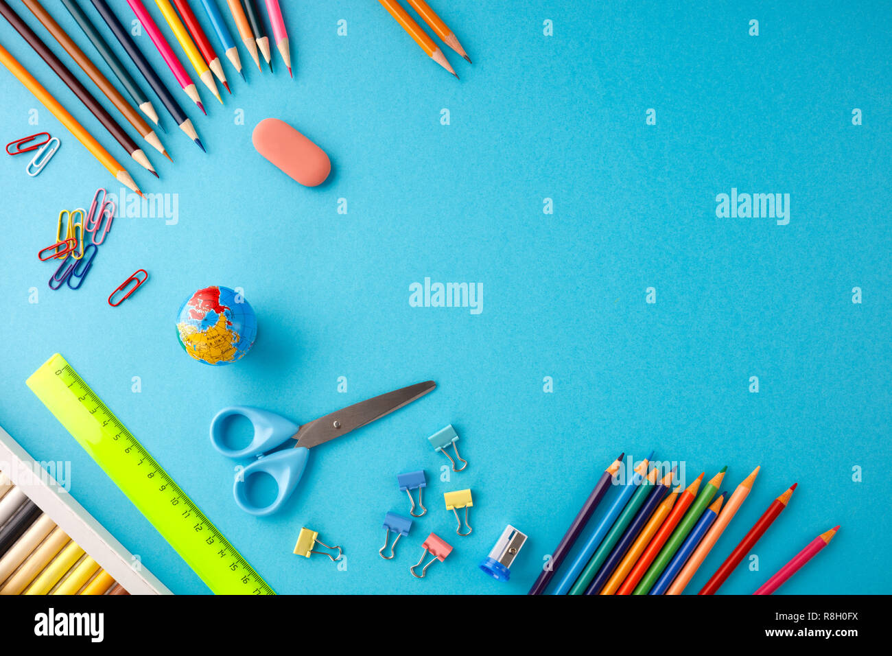 Si torna a scuola concetto su blue texture di sfondo della carta. Foto Stock